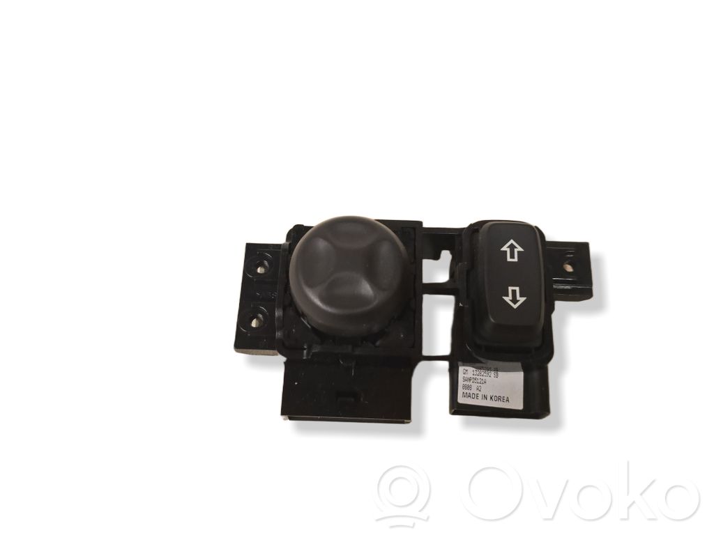 Opel Mokka X Seat control switch 