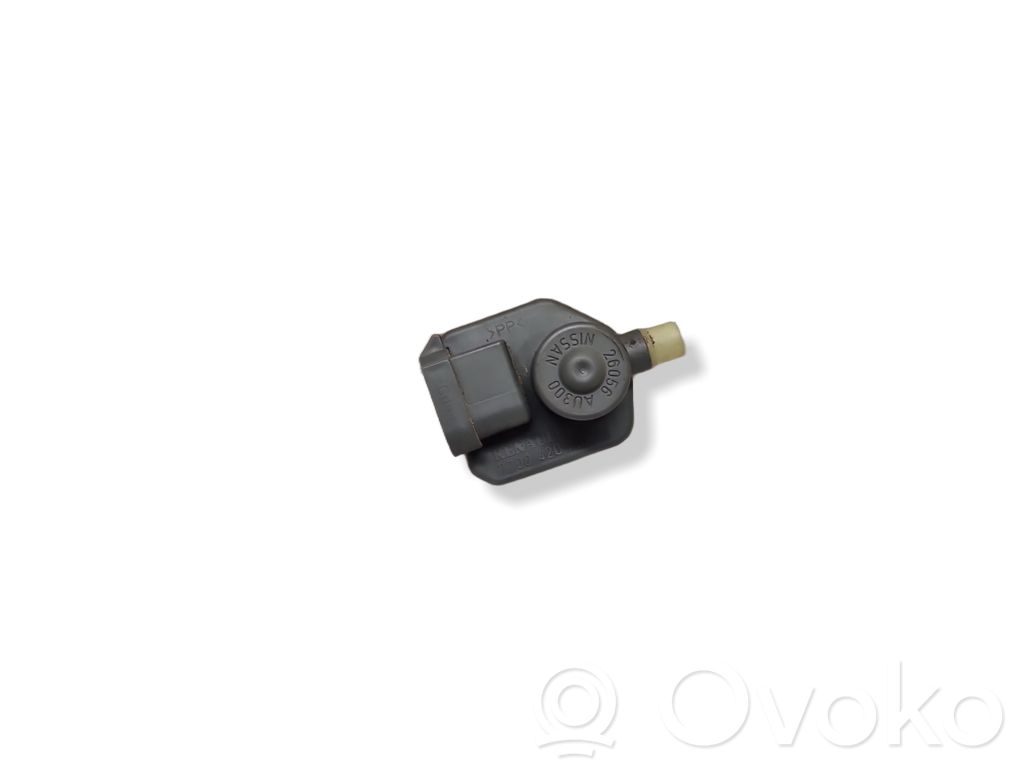 Nissan Qashqai Headlight level adjustment motor 