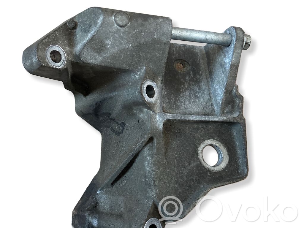 Volvo XC60 Engine mounting bracket 