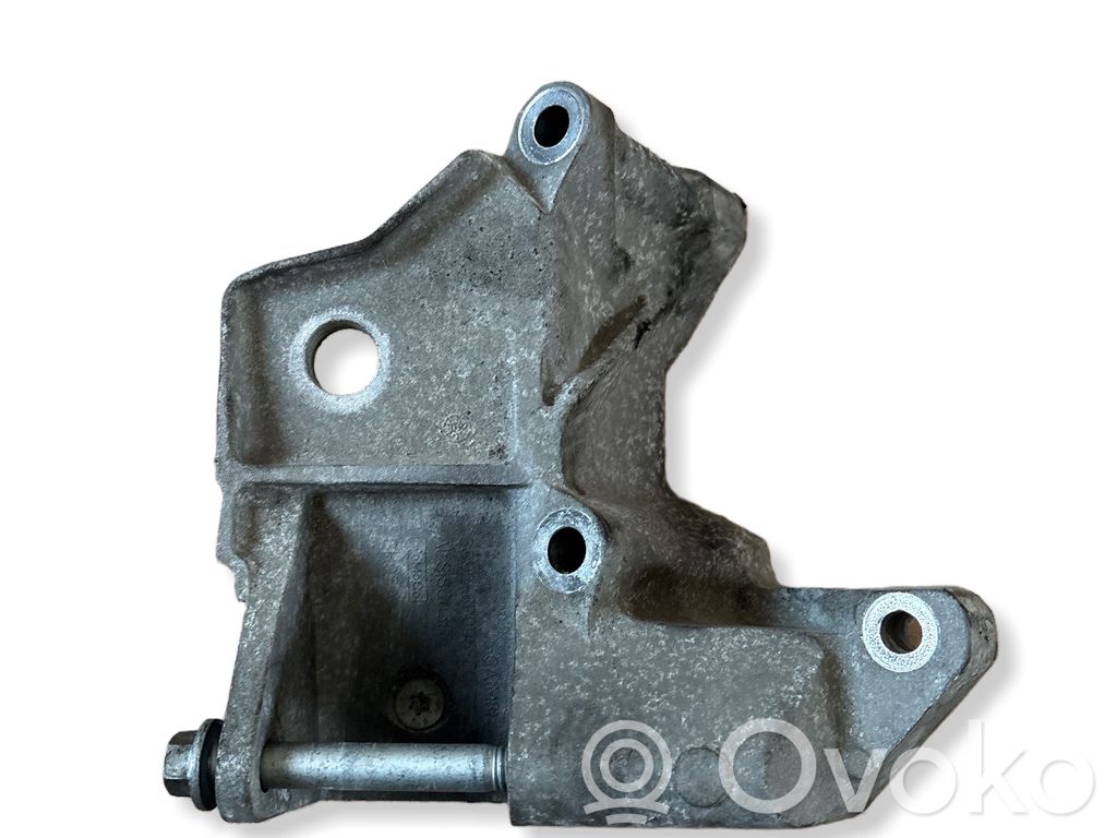 Volvo XC60 Engine mounting bracket 