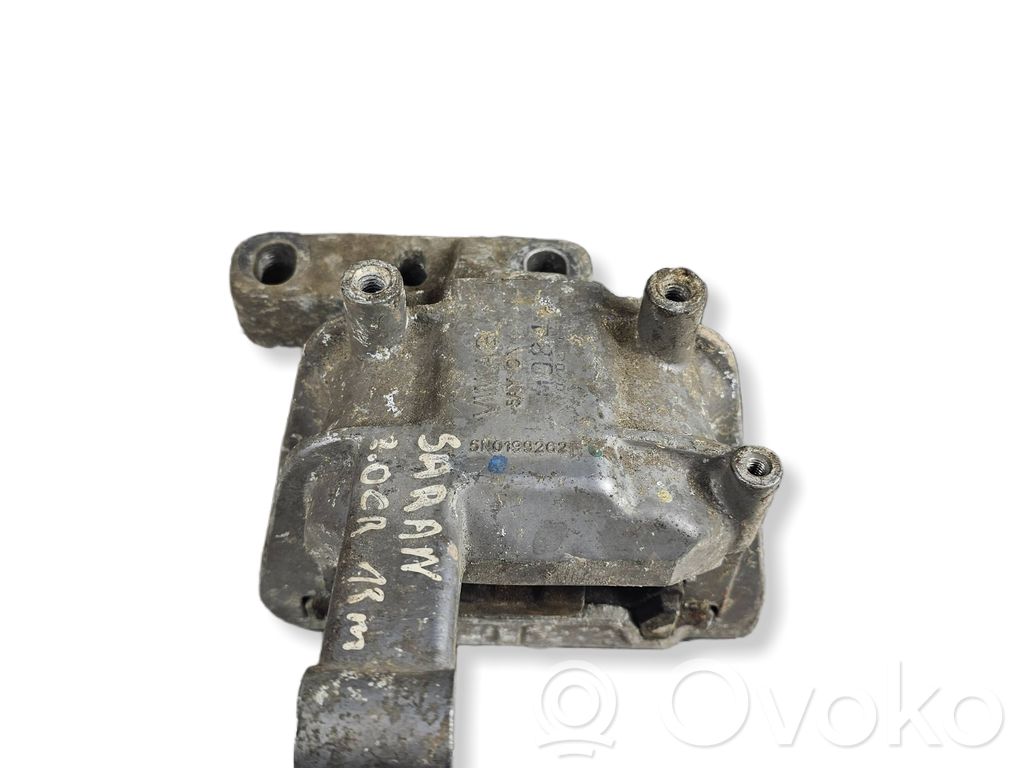 Volkswagen Tiguan Engine mount bracket 