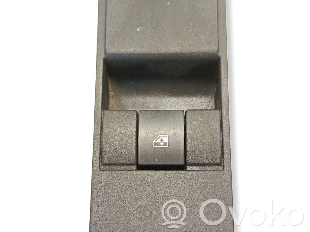 Opel Zafira B Electric window control switch 