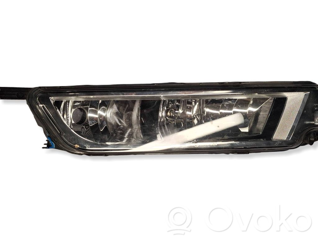 Volkswagen PASSAT B8 Światło przeciwmgłowe przednie 