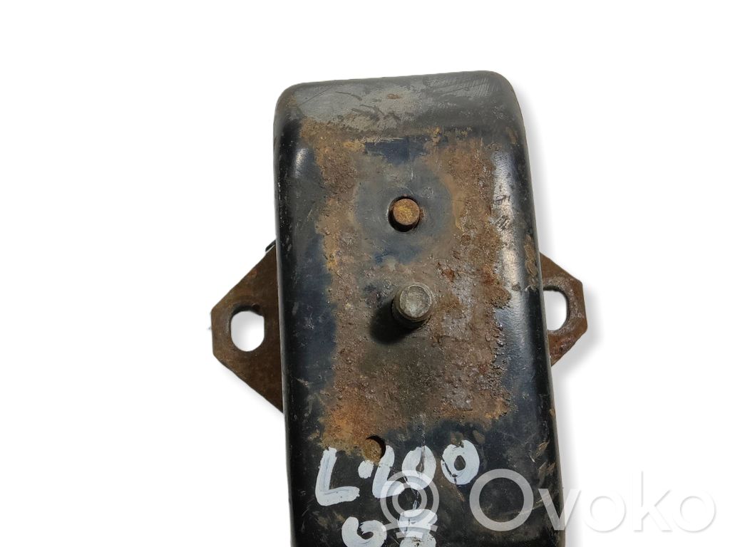 Engine mount bracket   MR992670