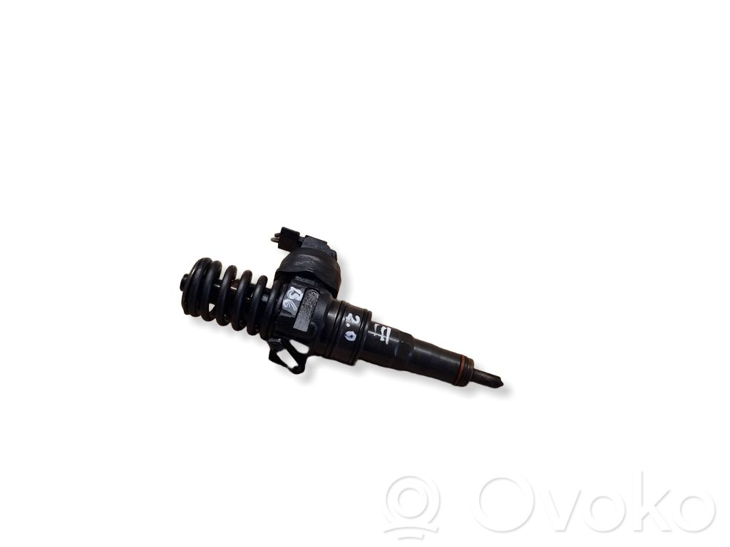 Volkswagen PASSAT B6 Wtryskiwacz paliwa 