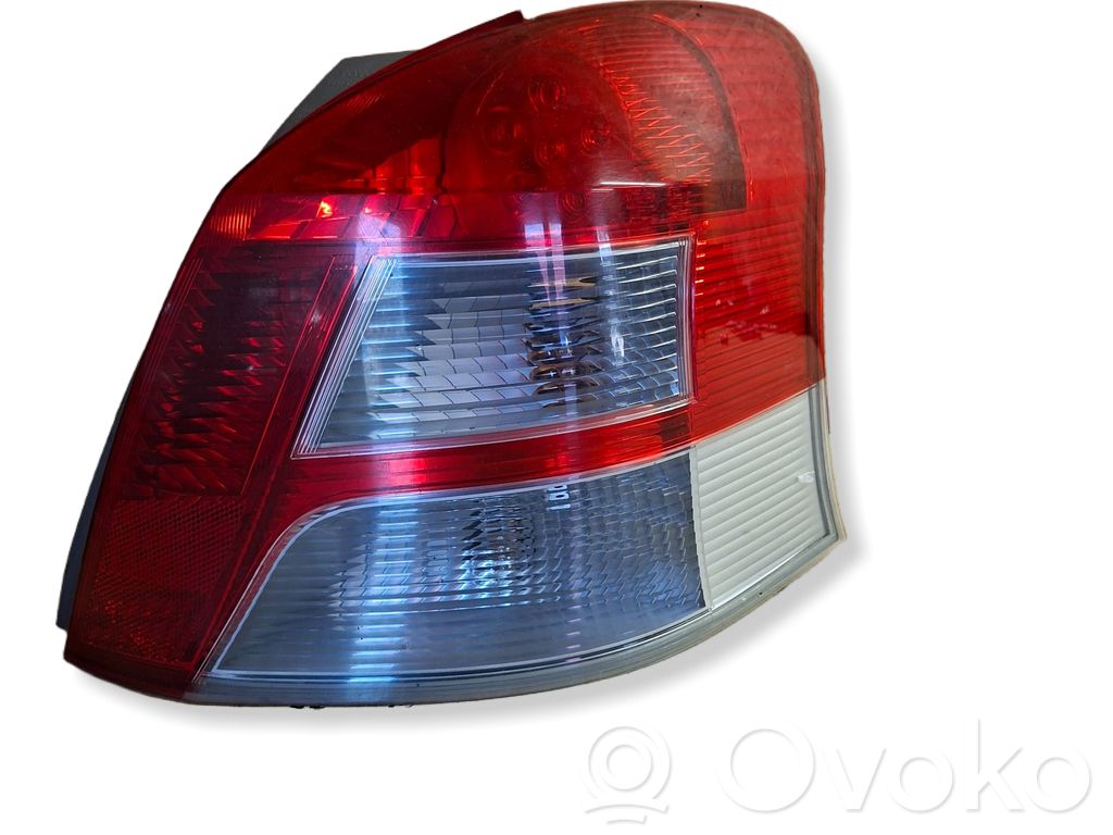 Toyota Yaris Aizmugurējais lukturis virsbūvē 