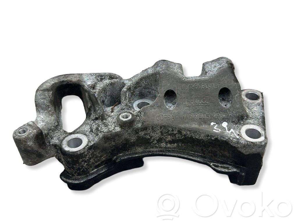 Ford Focus Engine mounting bracket 
