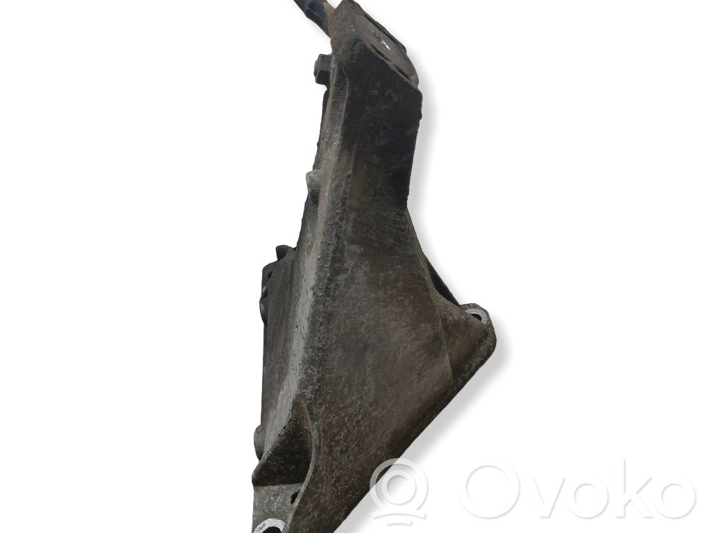 Engine mounting bracket   8D0199308