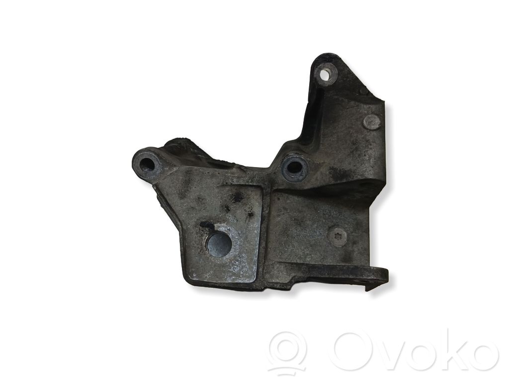 Volvo XC70 Engine mounting bracket 