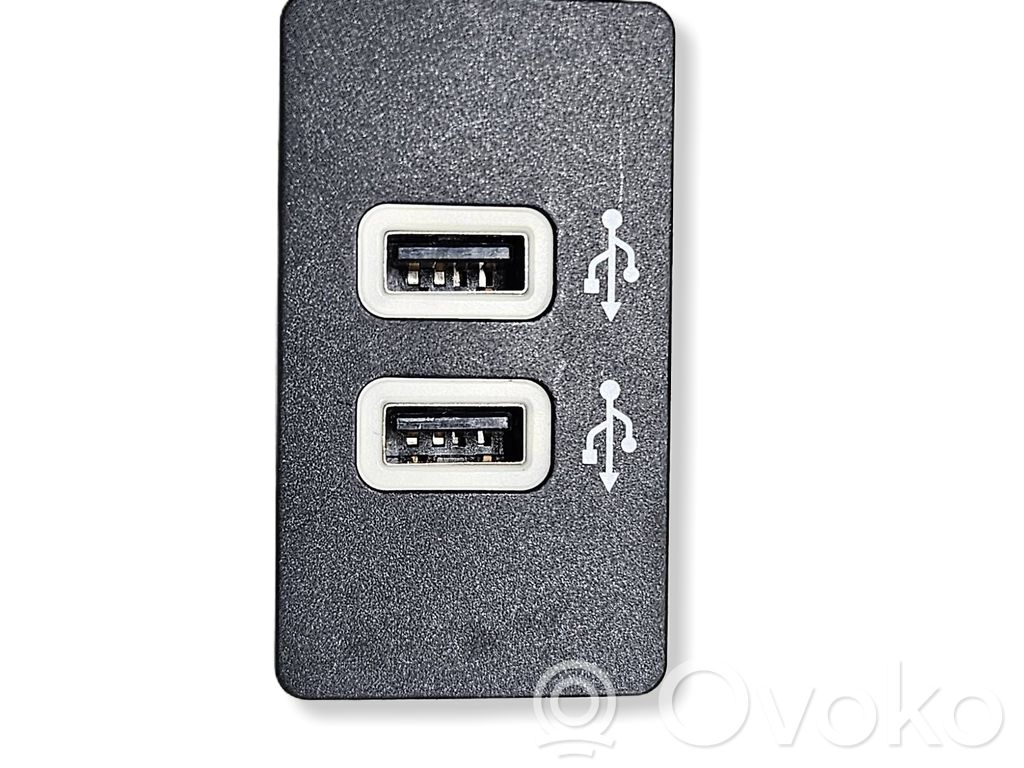 Ford C-MAX II USB jungtis 