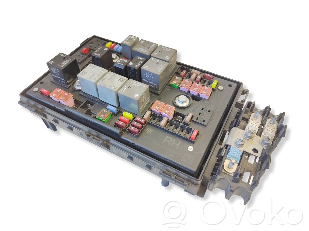 Opel Astra J Fuse module 