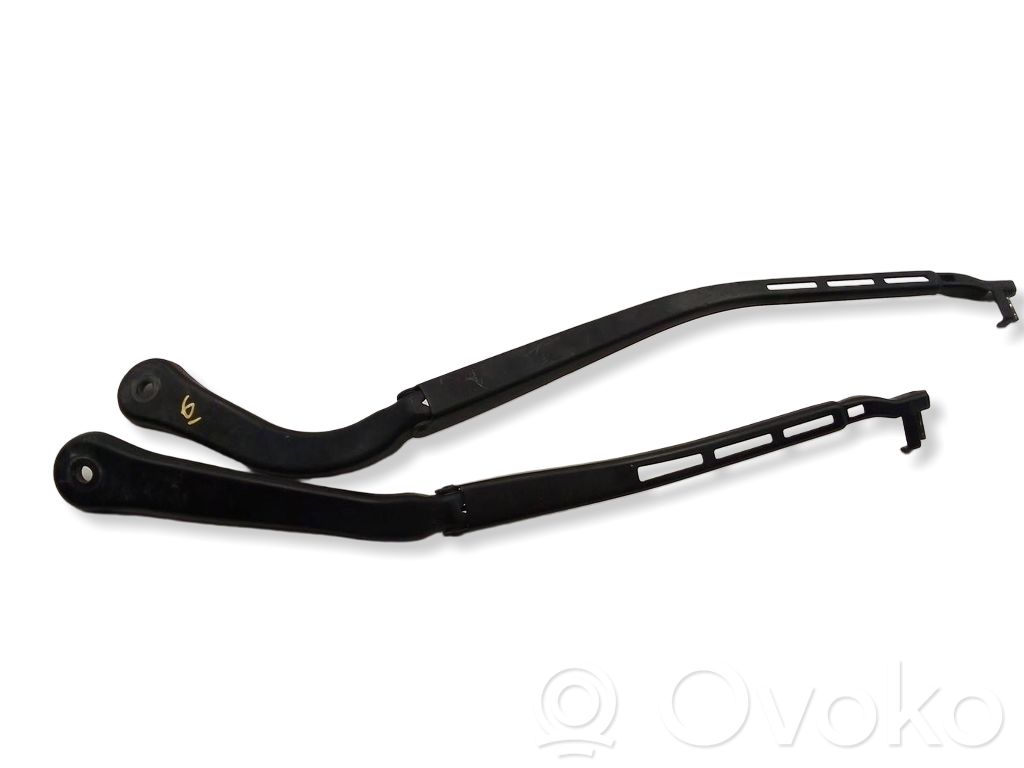 Front wiper blade arm