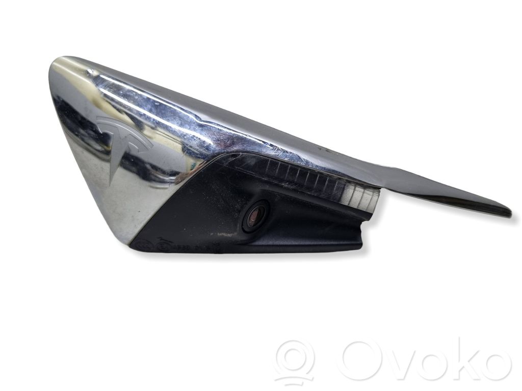 Tesla Model X Front fender indicator light 