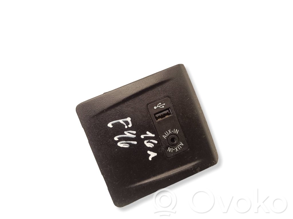 BMW 2 F46 Enchufe conector entrada auxiliar 