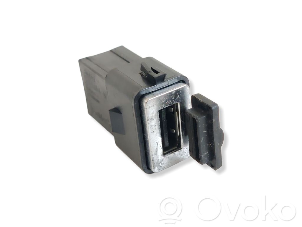 Volvo V40 Cross country USB socket connector 