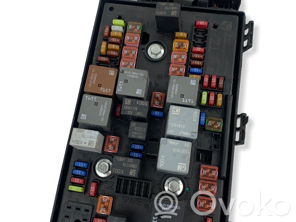 Opel Astra J Fuse module 