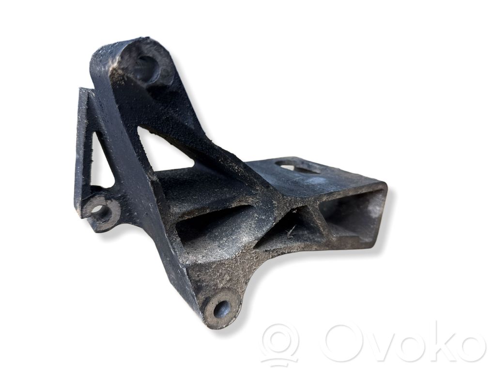 Volvo XC70 Engine mounting bracket 