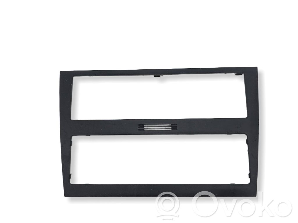 Audi A4 S4 B5 8D Moldura de la unidad delantera de radio/GPS 