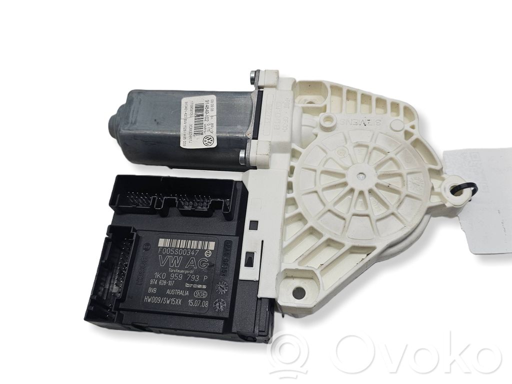 Volkswagen PASSAT CC Silnik regulatora szyby drzwi przednich 