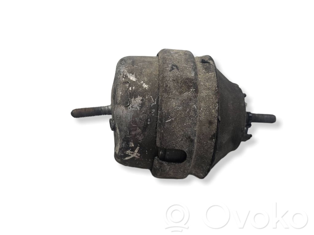 Volkswagen PASSAT B5 Engine mount bracket 