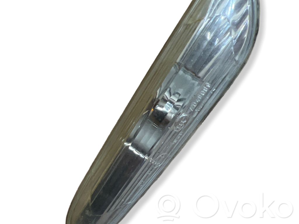 Front fender indicator light   6932997