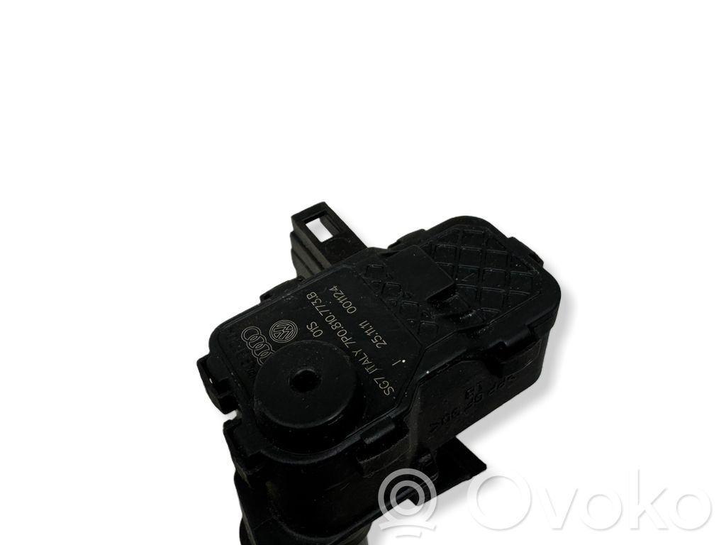 Volkswagen Touareg I Fuel tank cap lock 