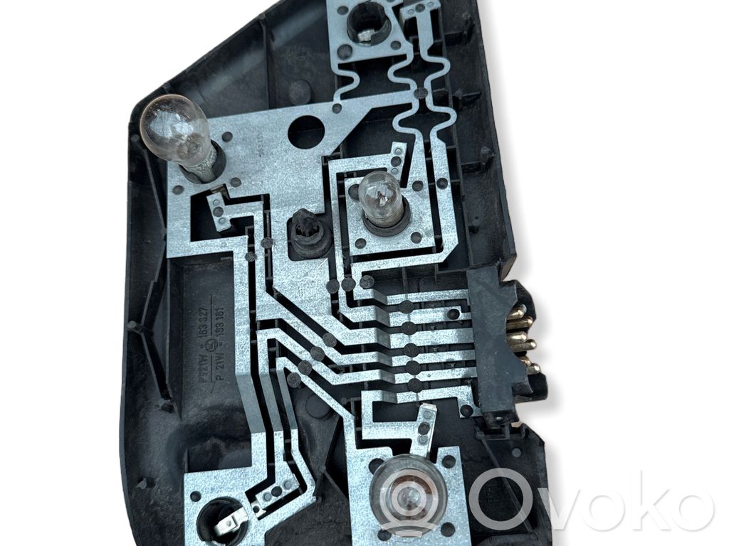 Mercedes-Benz E W124 Listwa pod lampę tylną 