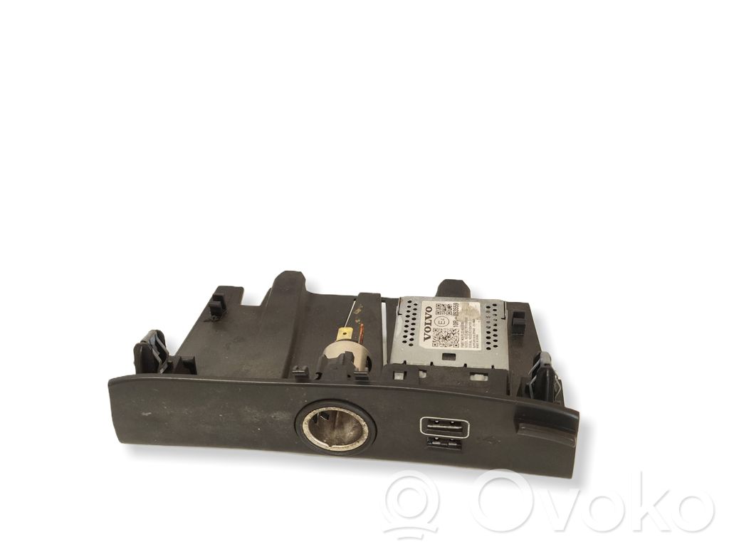 Volvo XC40 USB socket connector 