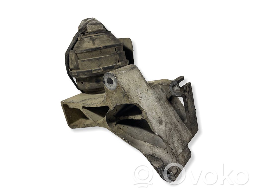 Volvo XC90 Engine mounting bracket 