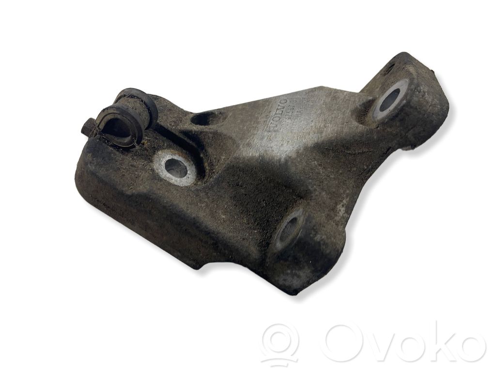Volvo XC90 Engine mounting bracket 
