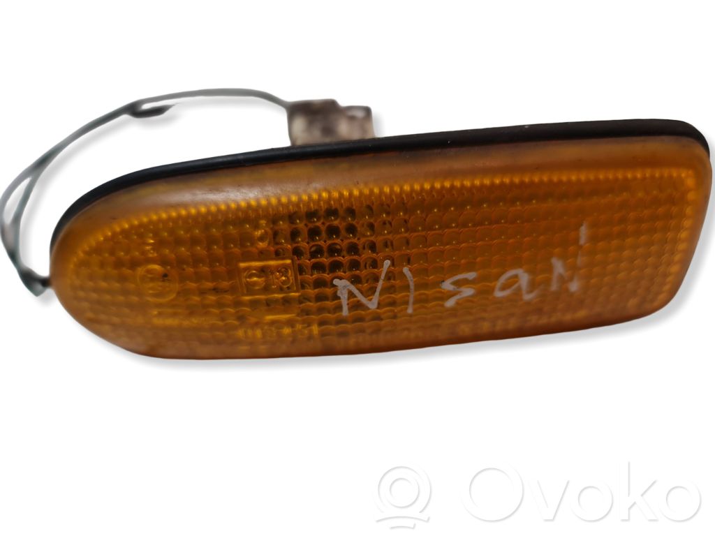 Nissan Sunny Semnalizator bară față 