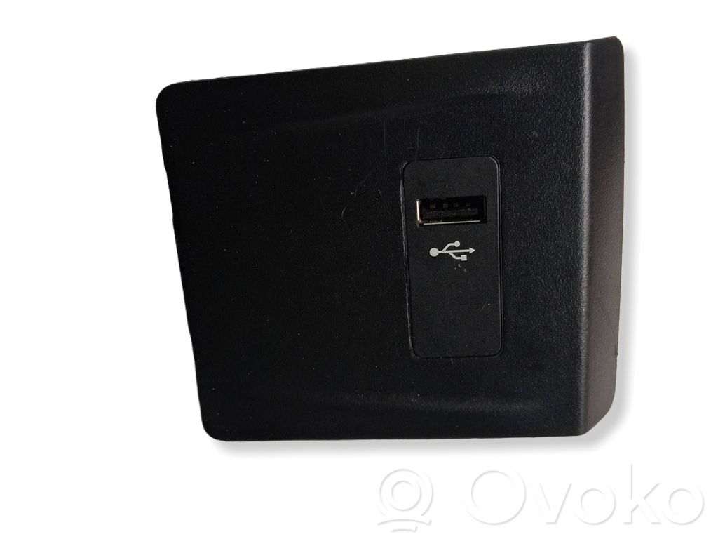 BMW 2 F46 Connettore plug in AUX 