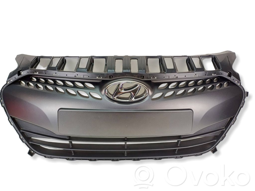 Hyundai i30 Etupuskurin ylempi jäähdytinsäleikkö 