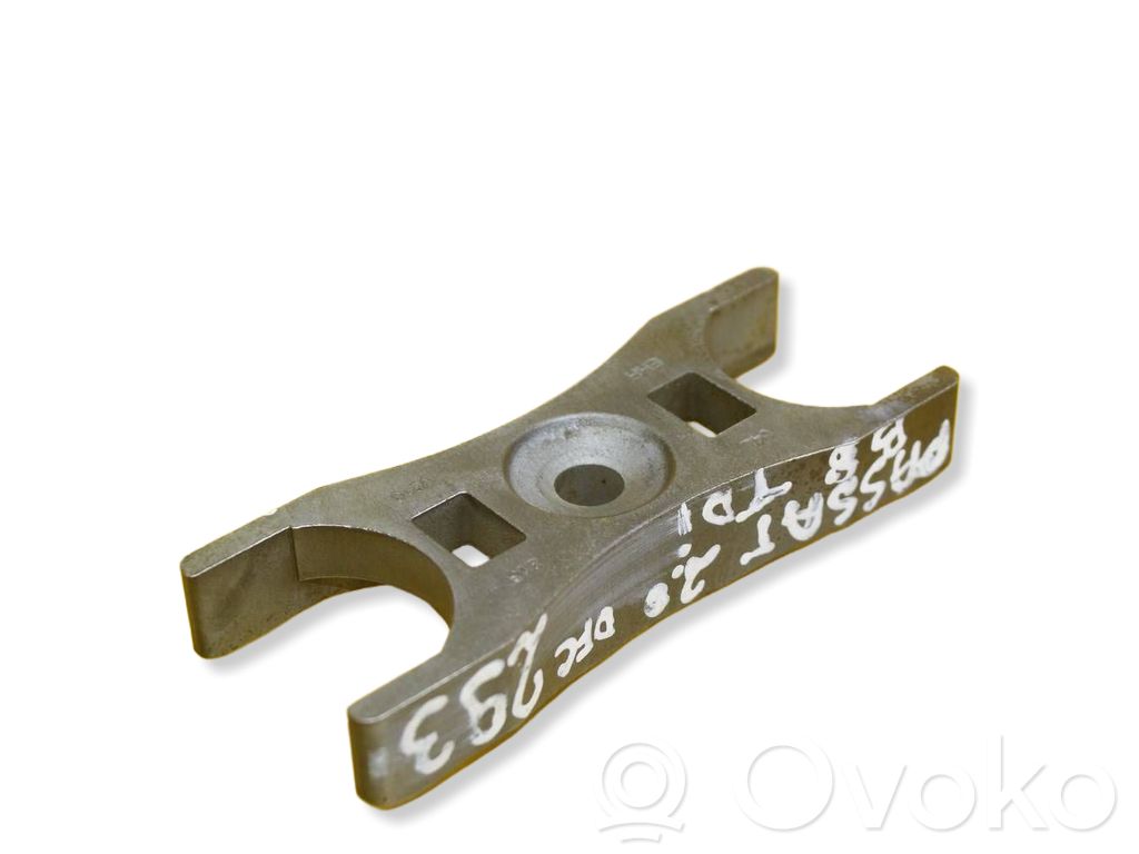 Fuel Injector clamp holder   04L216