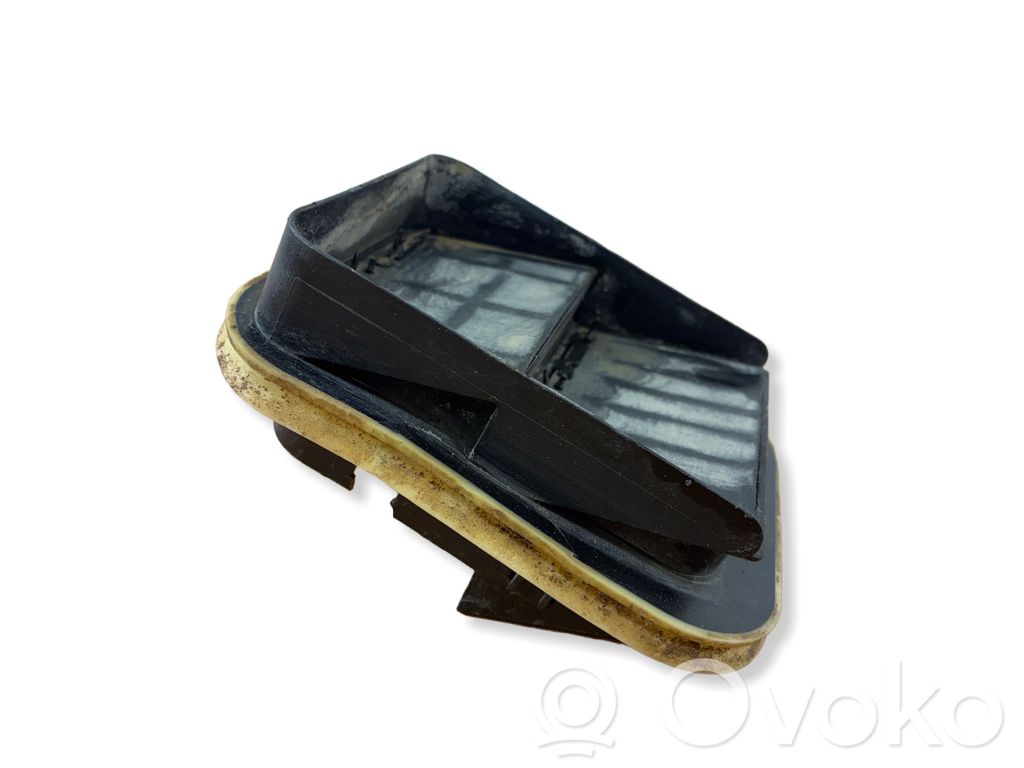 Ford Focus Quarter panel pressure vent 
