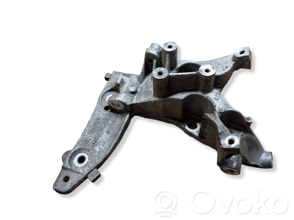 Peugeot 2008 I Engine mounting bracket 