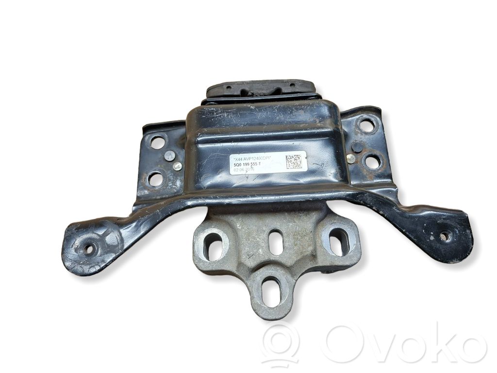Volkswagen PASSAT B8 Engine mount bracket 