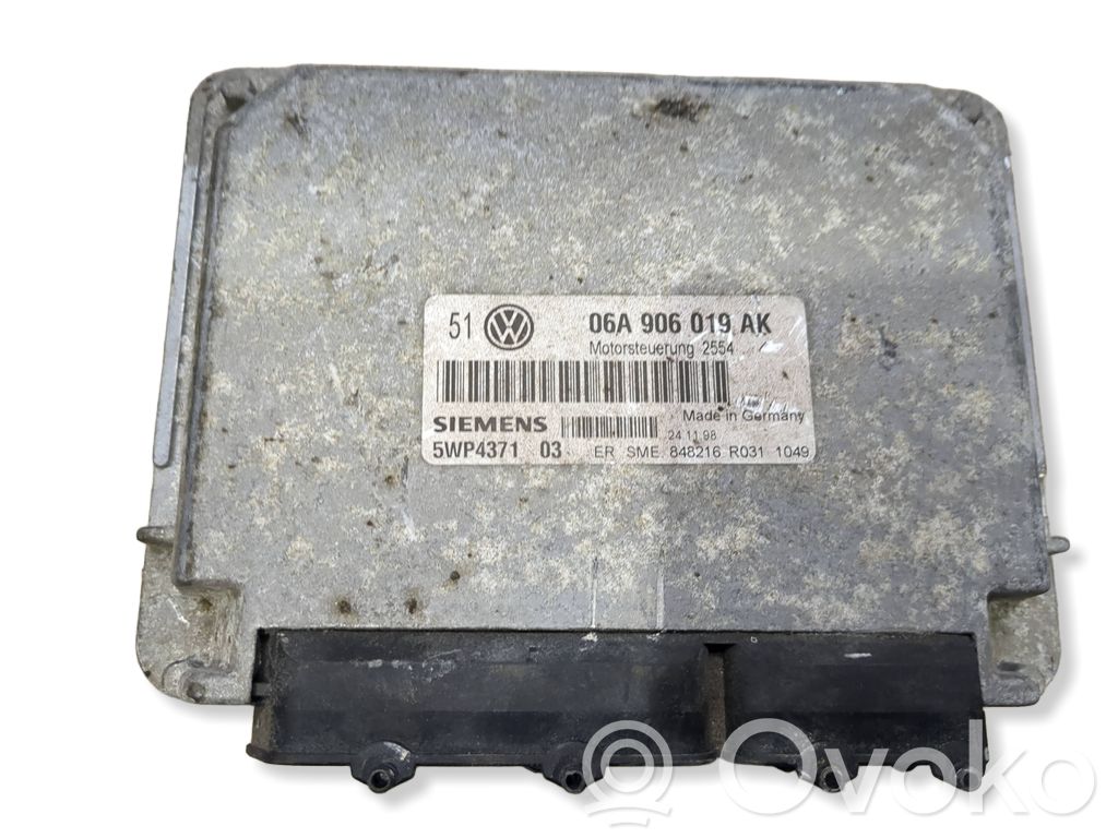 Volkswagen PASSAT B7 Engine control unit/module 
