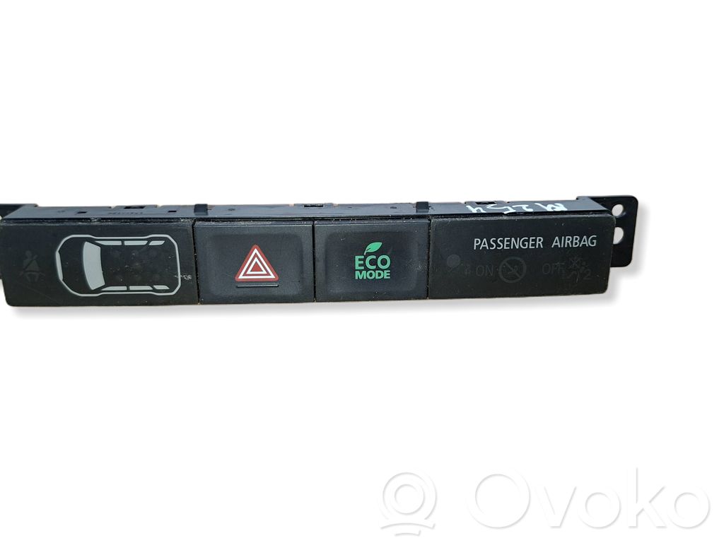 Mitsubishi Outlander Hazard light switch 