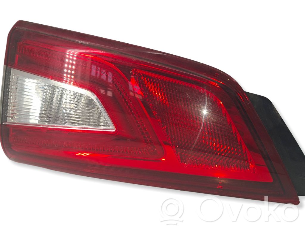 Nissan Qashqai Aizmugurējais lukturis pārsegā 