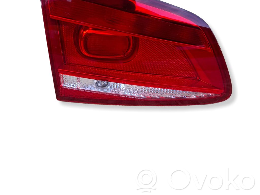 Volkswagen PASSAT B7 Lampy tylnej klapy bagażnika 