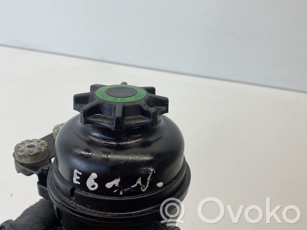BMW 5 E60 E61 Ohjaustehostimen nestesäiliö 