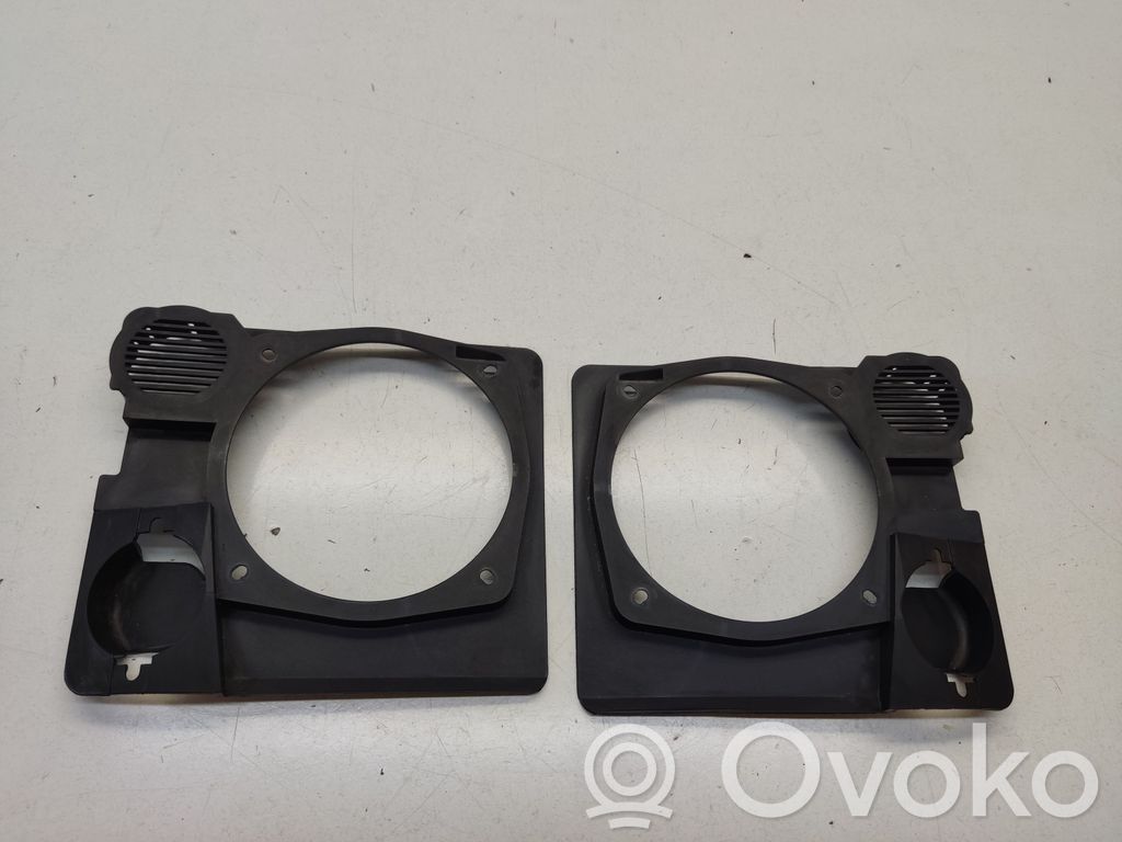 BMW 7 E32 Moldura del altavoz de la puerta trasera 