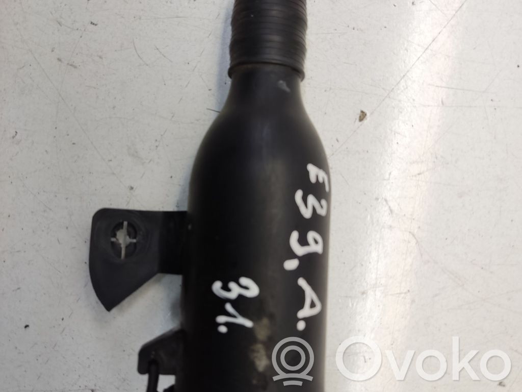 BMW 5 E39 Logu šķidruma tvertnes aizpildīšanas caurule 
