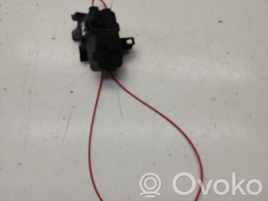 Audi A5 8T 8F Degvielas tvertnes elektriskā slēdzene 