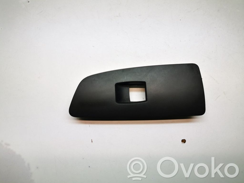 BMW 1 E82 E88 Inne elementy wykończeniowe drzwi przednich 