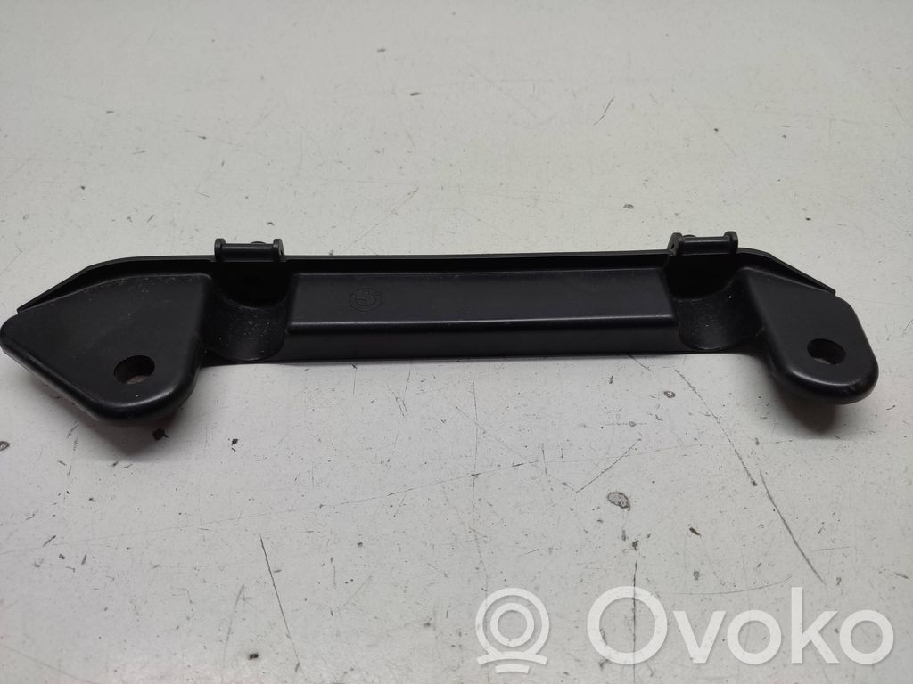BMW 3 E30 Jäähdyttimen kannatin 