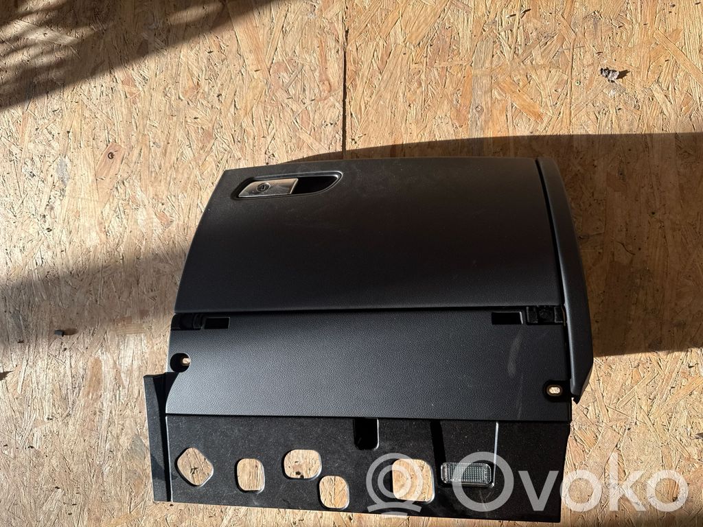 Guantera   4G8857035,K02450007