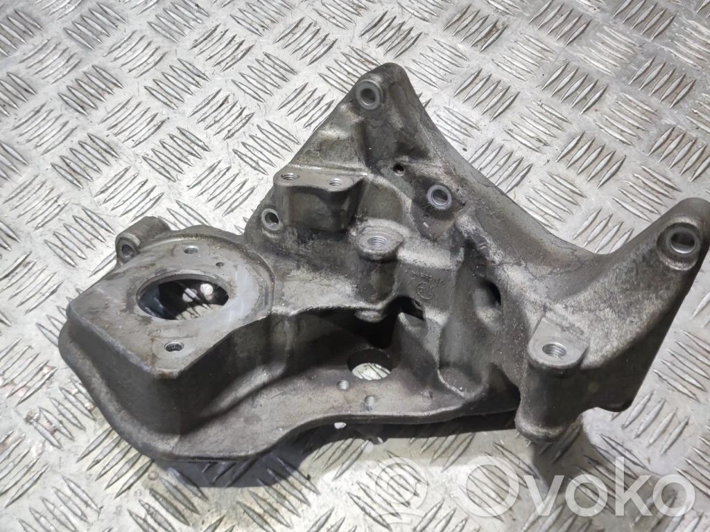 Volvo XC60 Generator/alternator bracket 
