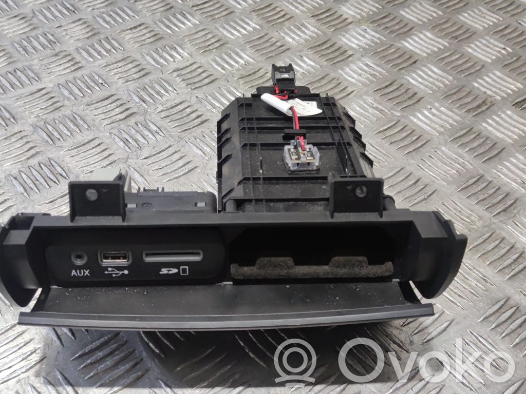 Maserati Quattroporte USB socket connector 